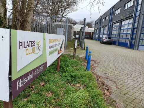 Dit zie je vanaf de straat, ons kleurrijke bord. Zo vallen we toch nog een beetje op