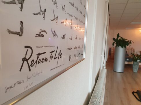 Return To Life, hier zie je Joseph de oefeningen uitvoeren.